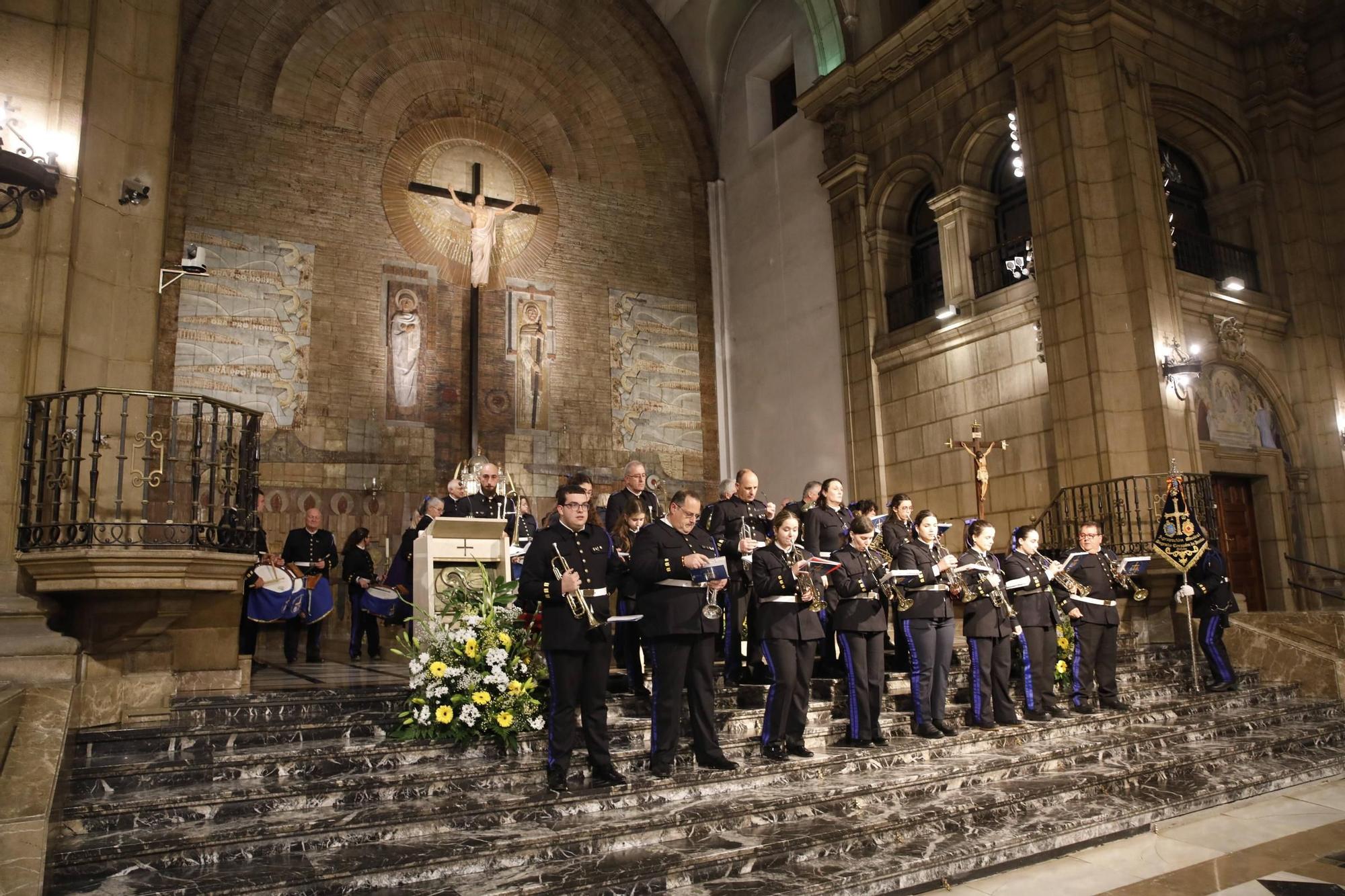 El mal tiempo obliga a suspender la procesión del Encuentro en Gijón