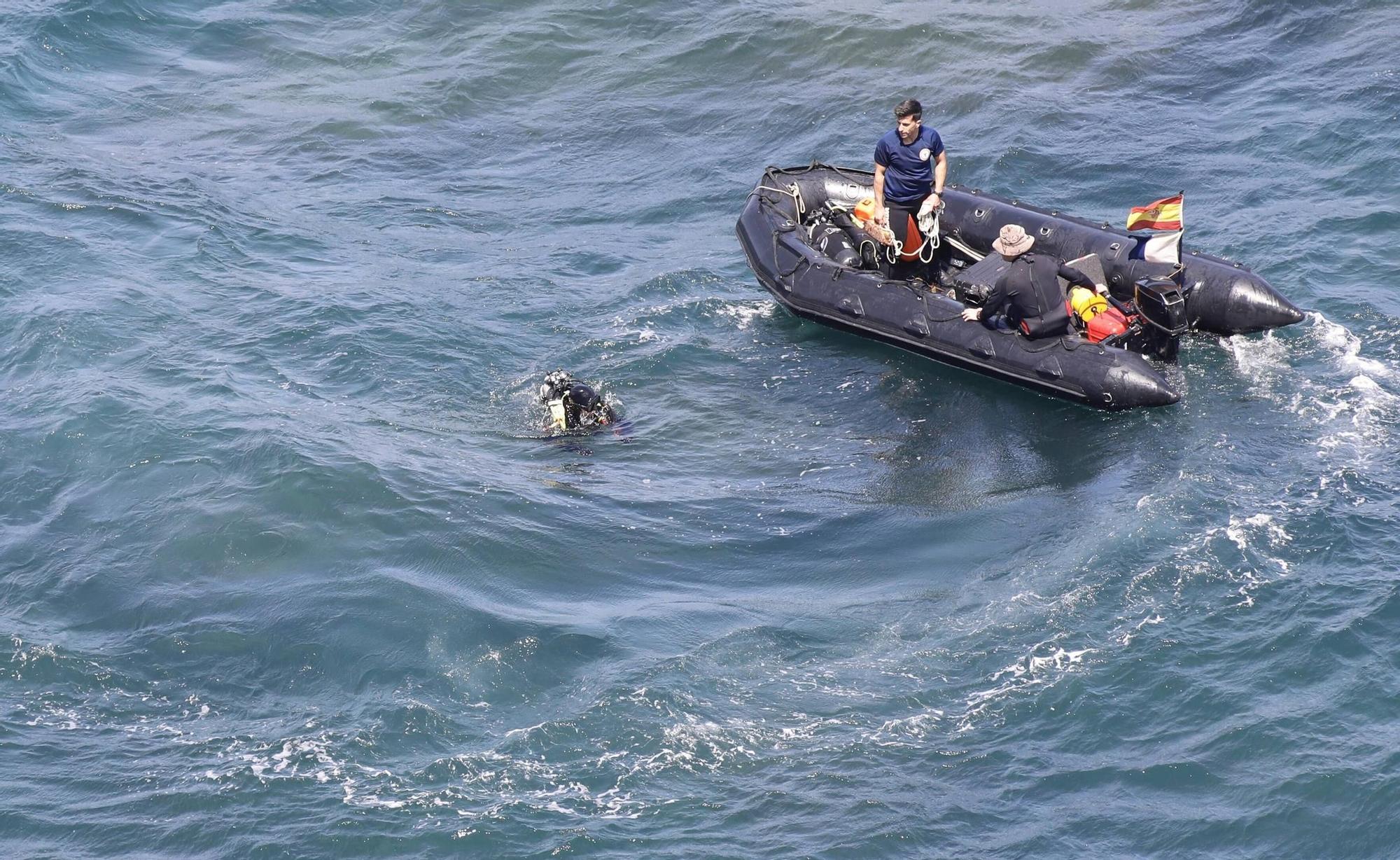 En imágenes: Así fueron las labores de desactivación de tres obuses en la costa de Gijón