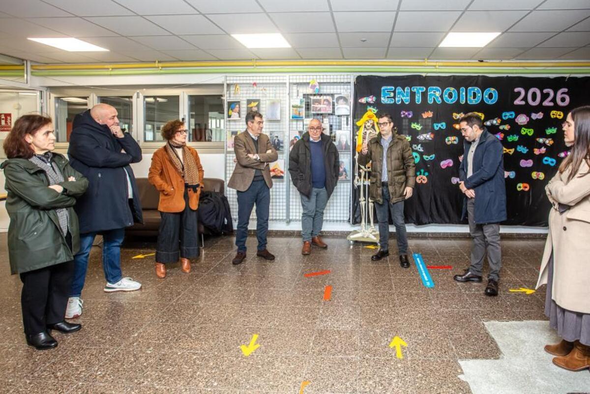 Autoridades, locales y autonómicas, en el Colexio Barrié con su director, César Ramos, tercero por la derecha