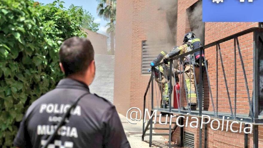 Tres explosiones en el centro de salud de Espinardo provocan un incendio