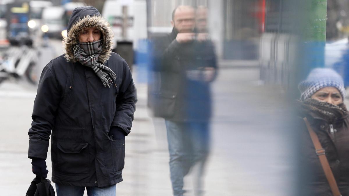 Una persona camina en las frías calles de Madrid.
