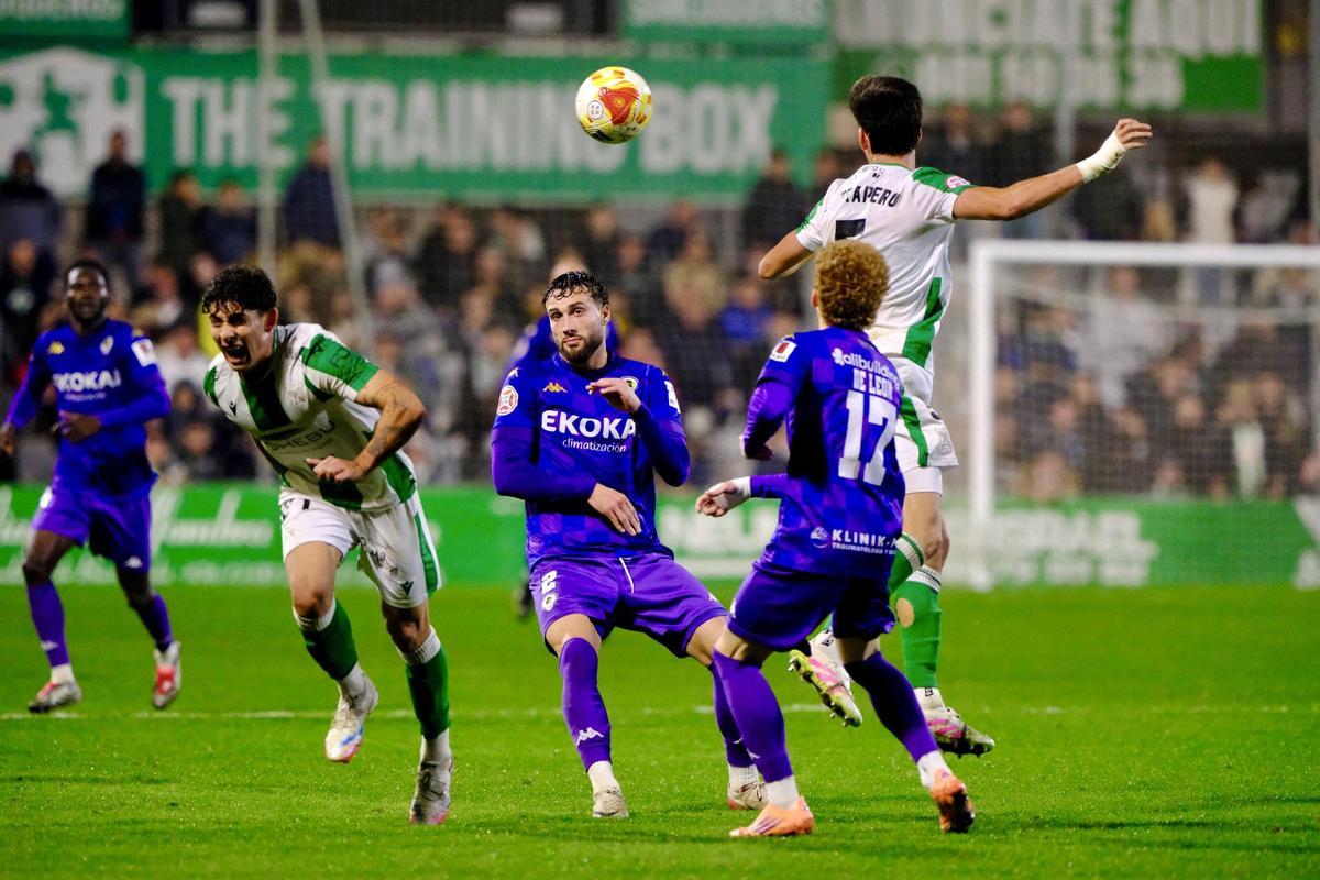 Jeremy de León, de espaldas, durante un lance del partido en Sanlúcar de Barrameda.