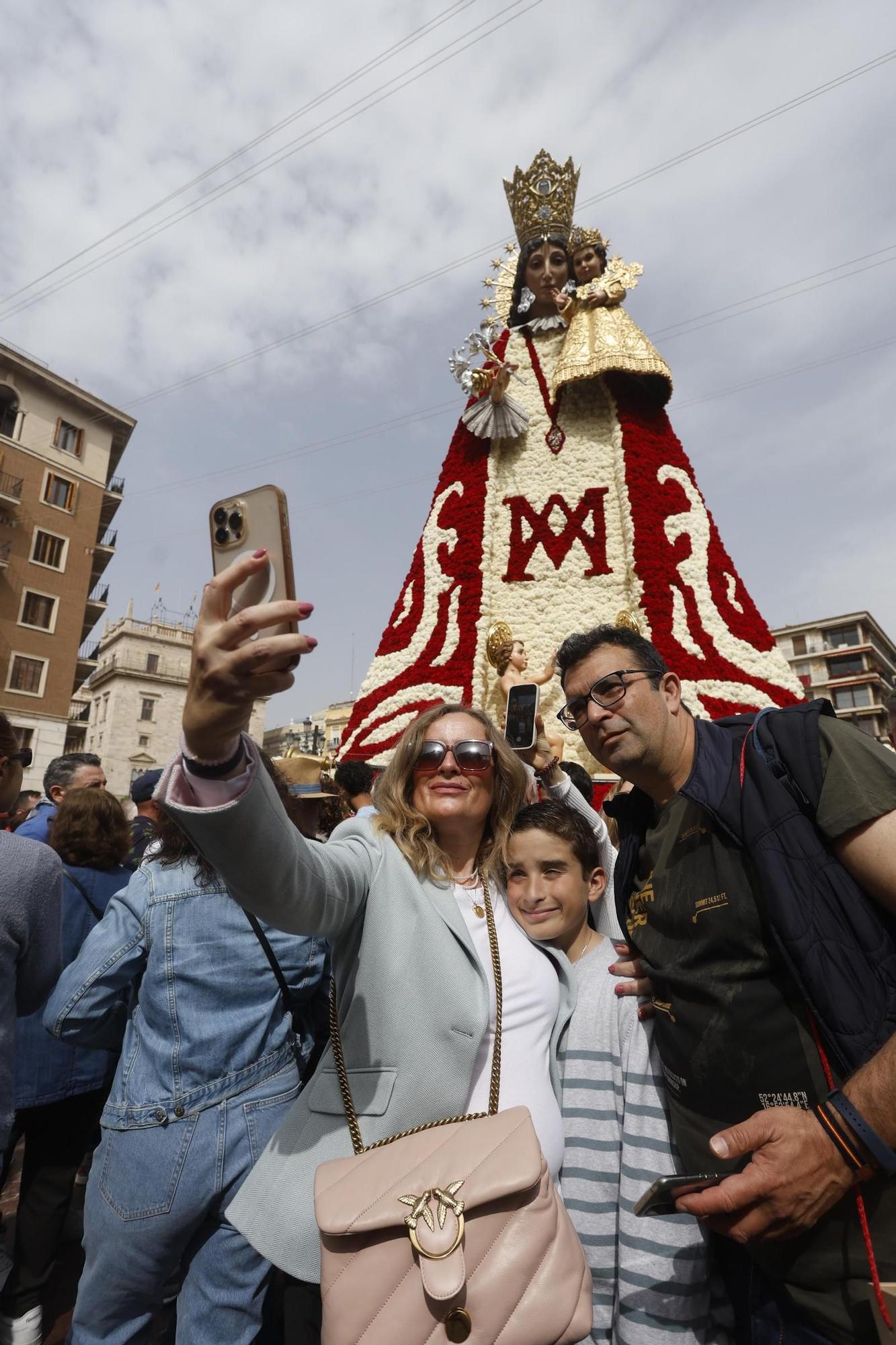 Cientos de personas acuden a ver el manto de la Virgen