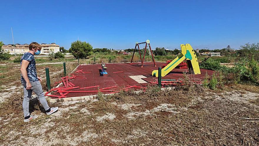 Estado de un área infantil de la Costa, en imagen de archivo. | TONY SEVILLA