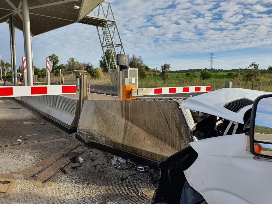 Un conductor s'encasta contra un bloc de formigó al peatge de Vilademuls de l'AP-7