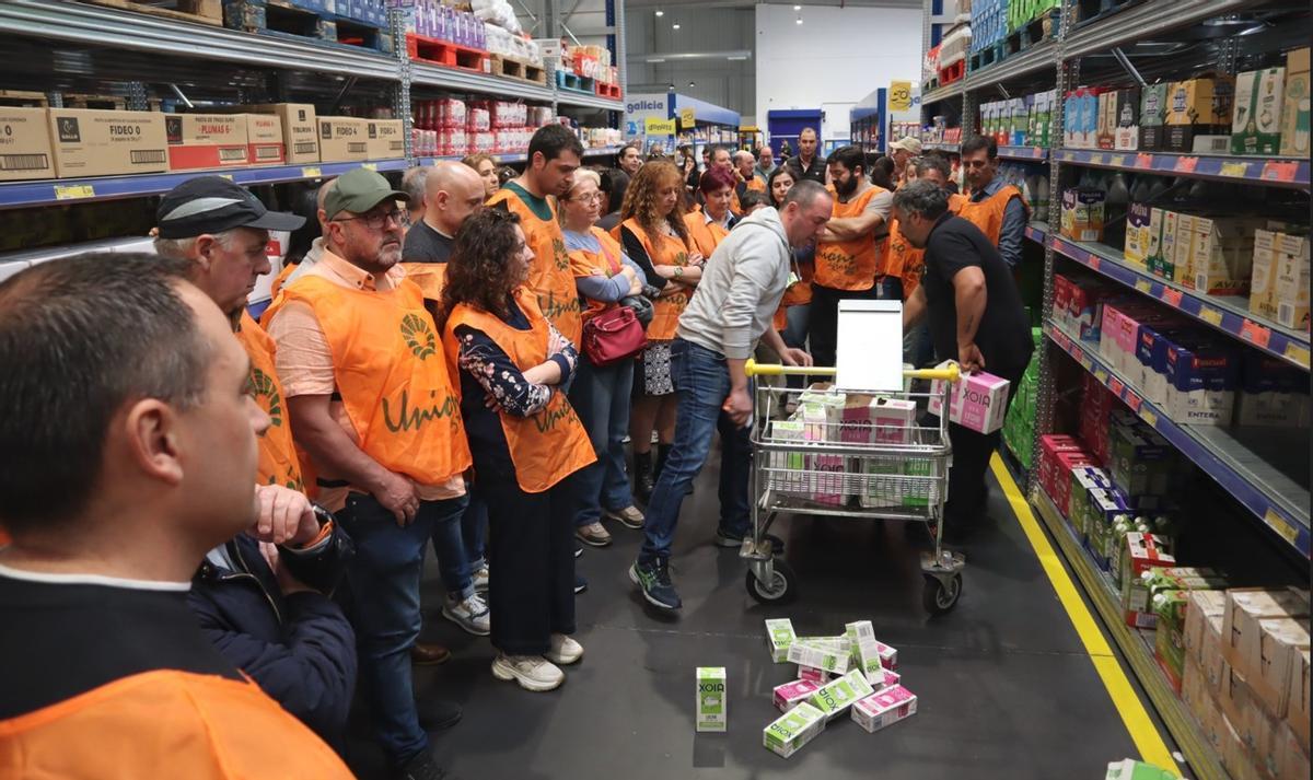 Ganaderos movilizados por UUAA en el interior del centro de distribución