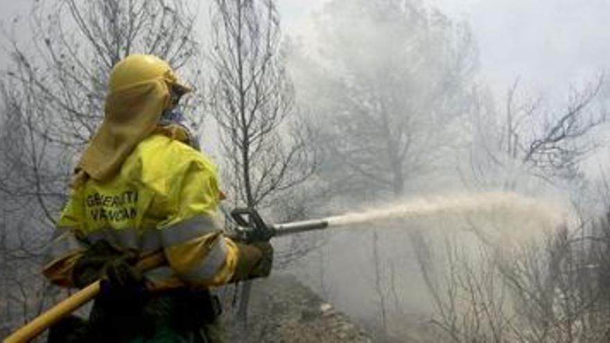 Desalojan a 140 personas en Soneja por un incendio