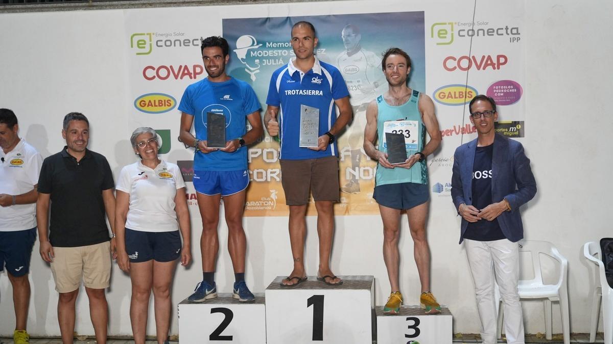 Podio masculino de la CP Pozoblanco Corre de Noche con Jesús Alguacil en el centro como vencedor.