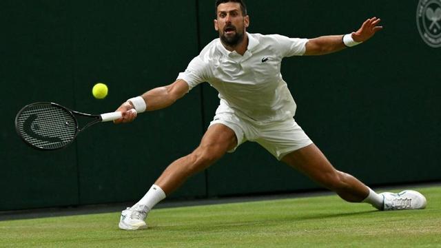 Djokovic connecta un cop forçat en el seu partit d’ahir contra Auger Aliassime a Wimbledon. | GLYN KIRK / AFP