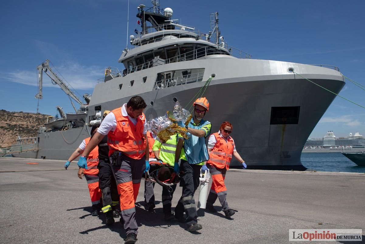 Espectaculares imágenes del simulacro de accidente de la Armada en el Puerto de Cartagena