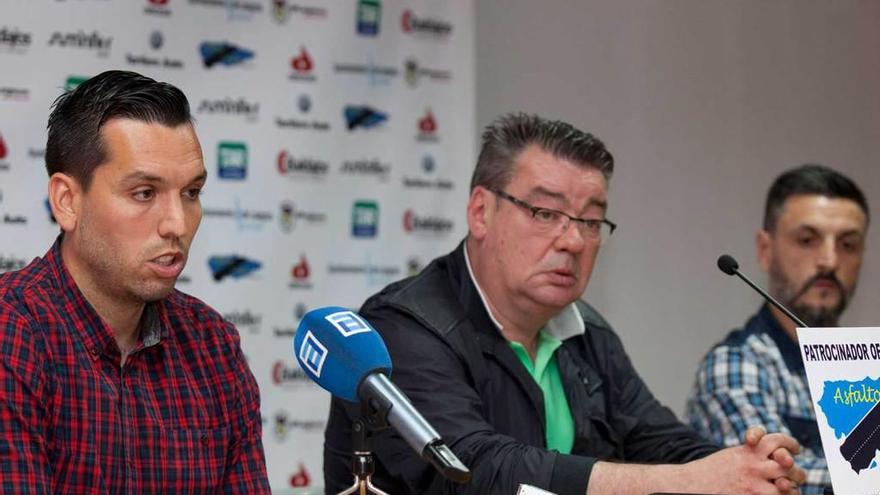 Fernández-Miranda, en el centro, en una rueda de prensa junto a Hernán Pérez y Clemente Sánchez.