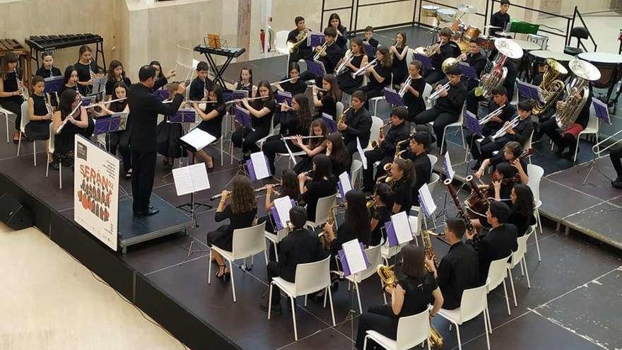 La actuación de la banda infantil de Meaño, en el festival de Santiago. // Fdv