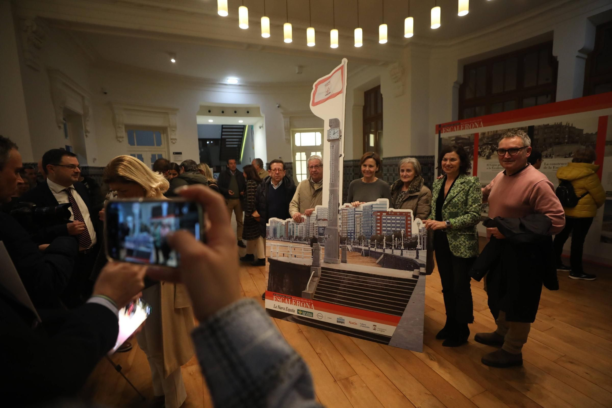 Visitantes en la exposición "Guardianes del tiempo" organizada por LA NUEVA ESPAÑA