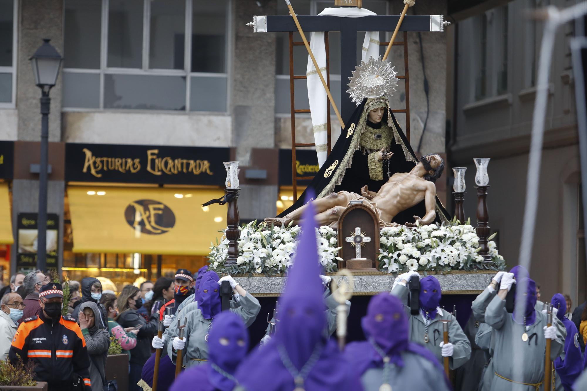 En imágenes: La procesión del Viernes Santo en Gijón