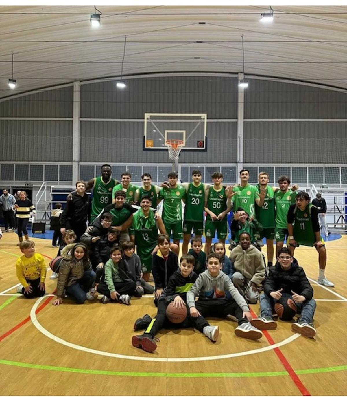 Los jugadores del CB Sueca posan con jóvenes aficionados tras la victoria contra el Torrent.