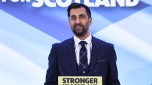 El nuevo líder del SNP y ministro principal de Escocia, Humza Yousaf, durante la comparecencia que ha realizado este lunes tras conocer su designación.