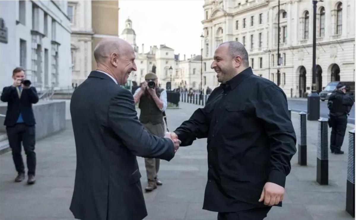 Los ministros de Defensa británico, John Healey, y ucraniano, Rustem Umerov, en un encuentro en Londres en enero de 2025 durante el inicio de conversaciones para el proyecto de misil Nightfall