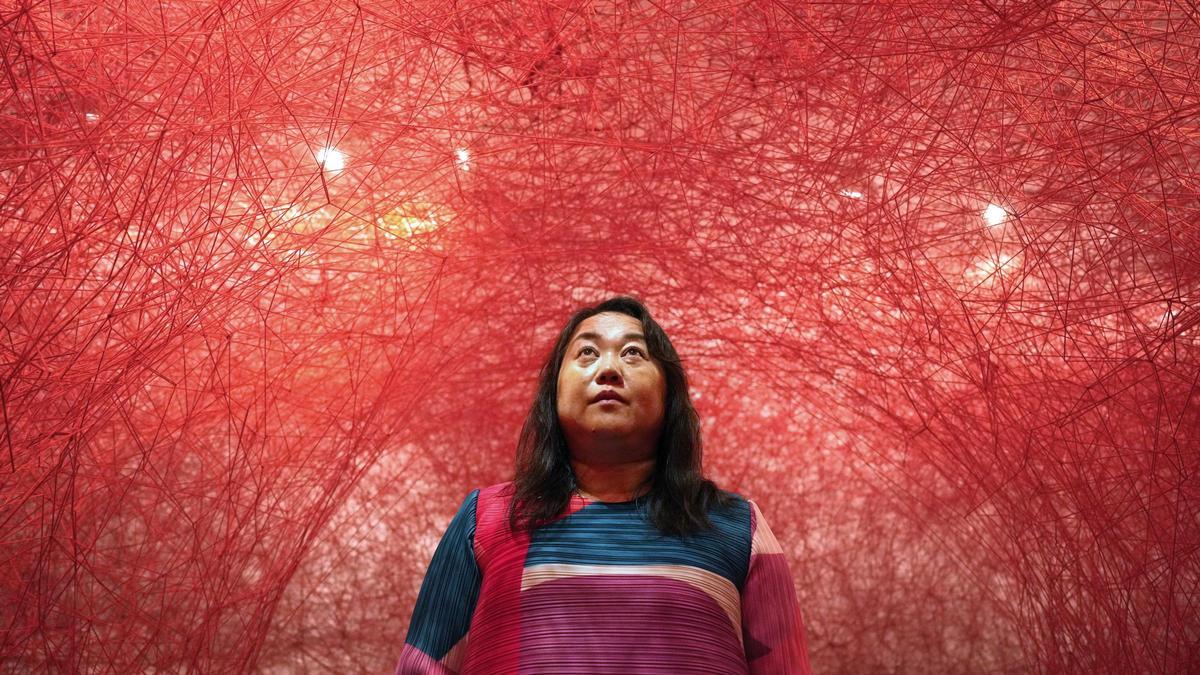 Chiharu Shiota, ante su impactante instalación de hilos de lana, 'Cada quien, un universo, en la Fundació Tàpies.