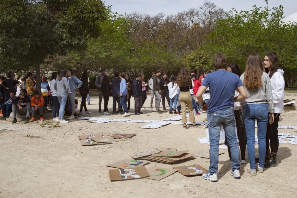 'Scrabble humano' en València por el derecho a la educación y el medio ambiente