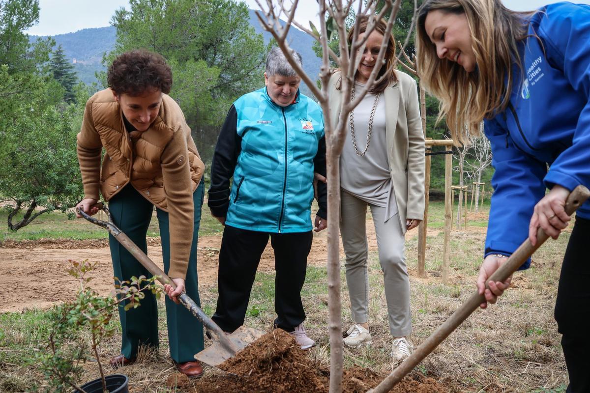 La alcaldesa, Carmina Ballester (primera por la izquierda), plantando un árbol.