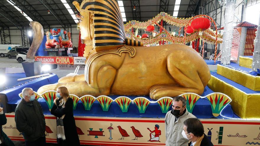 Las carrozas, casi listas para la cabalgata de Reyes estática de Vigo