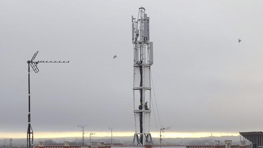 Operarios de Orange trabajando el jueves en la torre de Ciudad de Toro