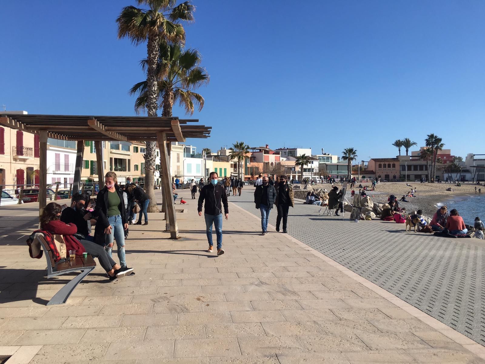 El buen tiempo anima las playas de Palma