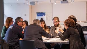 Vecinos, bomberos y autoridades participan en la actividad sobre riesgo de inundaciones.