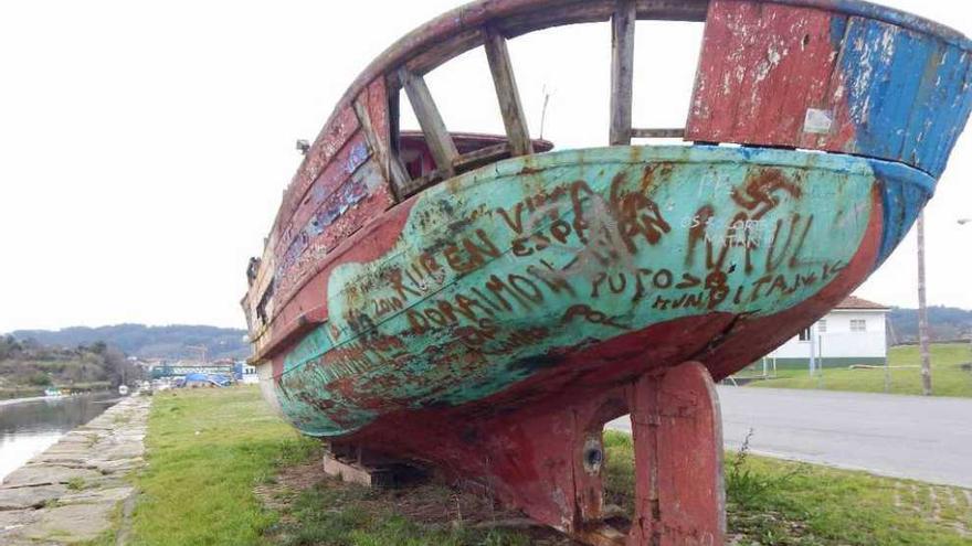 Barco abandonado que fue instalado en 2008 como adorno en el puerto de Betanzos.