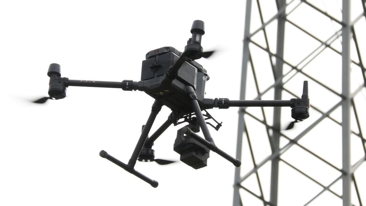 Imatge del dron d'Endesa per supervisar les línies elèctriques de la companyia
