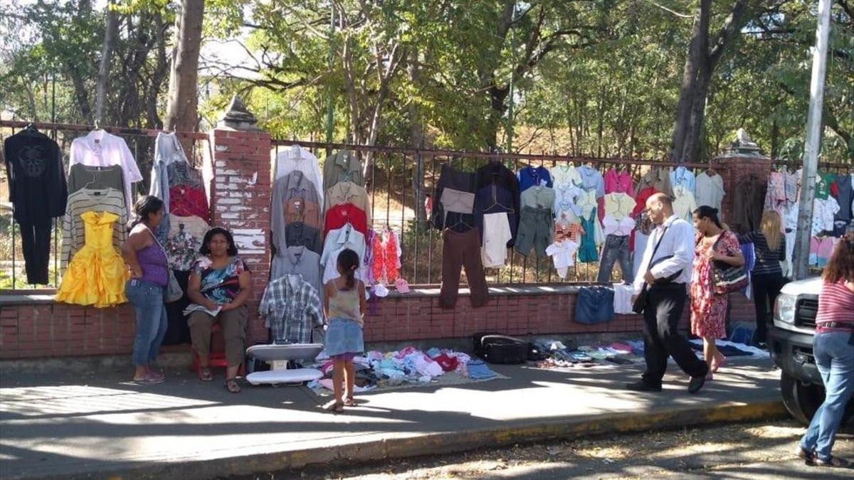 Venta de ropa usada en el mercado de Trapichito.