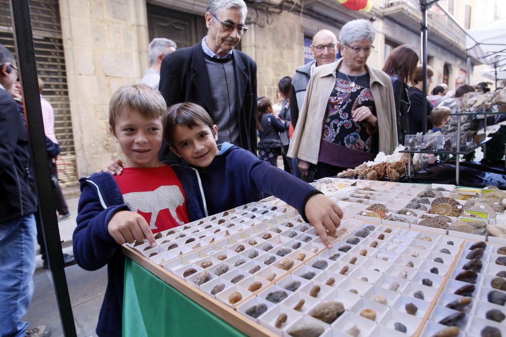 Milers de persones omplen Girona per Tots Sants