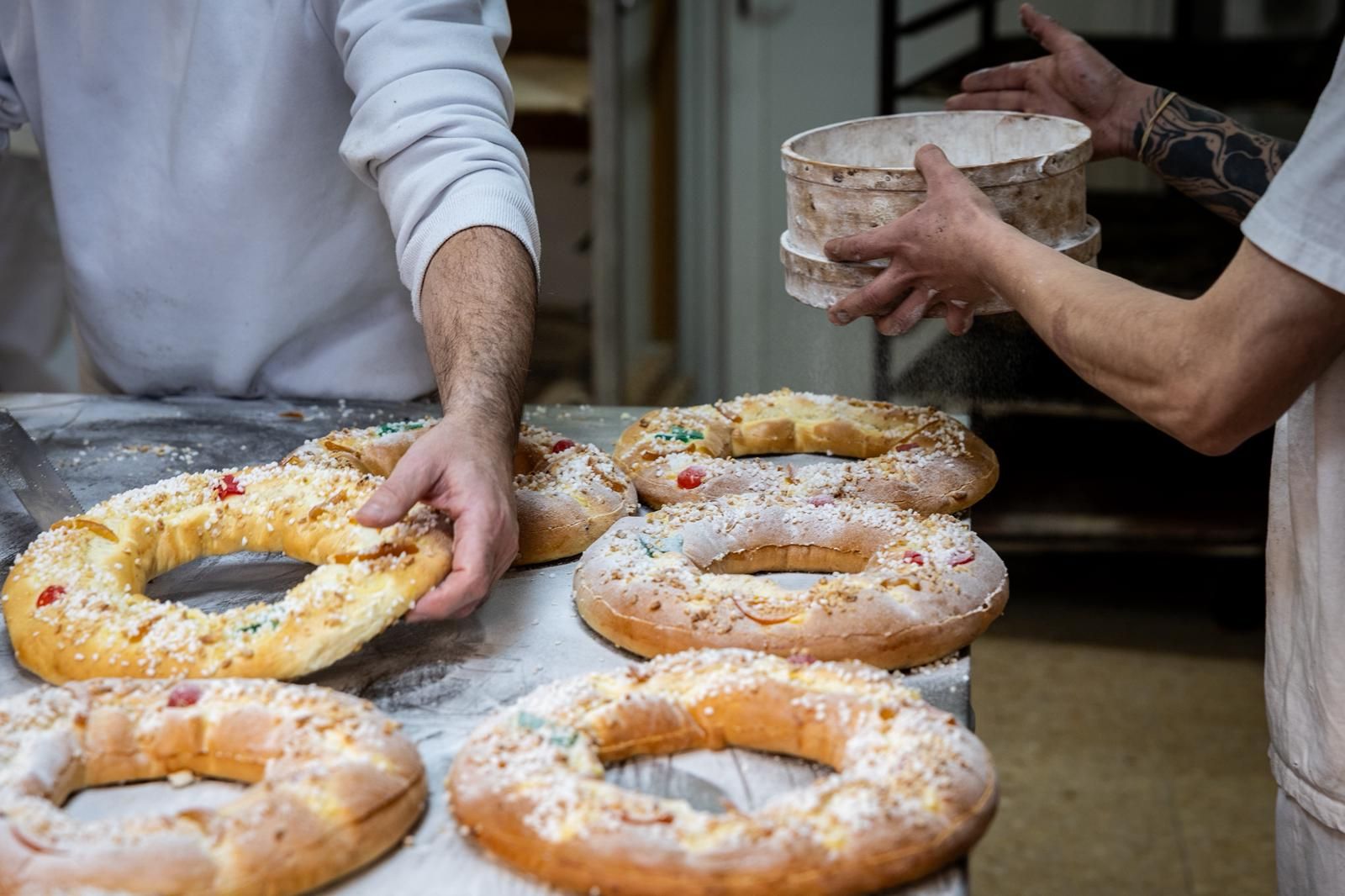 Preparación de los roscones para el día de Reyes en la pastelería Artepan de Zaragoza.