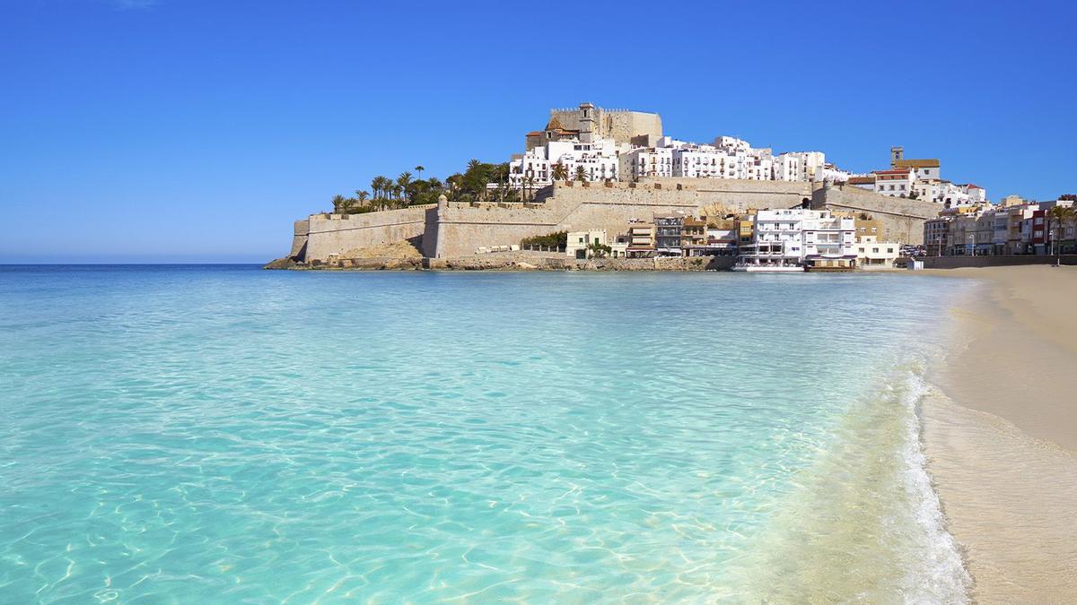 Peñíscola ofrece excelentes playas y un sinfín de atractivos para el turista en la costa norte de Castellón.