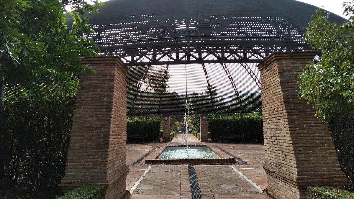 El centro del Jardín Botánico de la Universidad de Málaga es esta gran cúpula metálica que tamiza la luz, al estar rodeada de vegetación. Inaugurado en 2005, el jardín botánico es uno de los rincones más bonitos de la ciudad y al mismo tiempo, uno de los más desconocidos, también para muchos estudiantes de la UMA que lo tienen a un tiro de piedra. Si pasan por la zona no duden en visitarlo