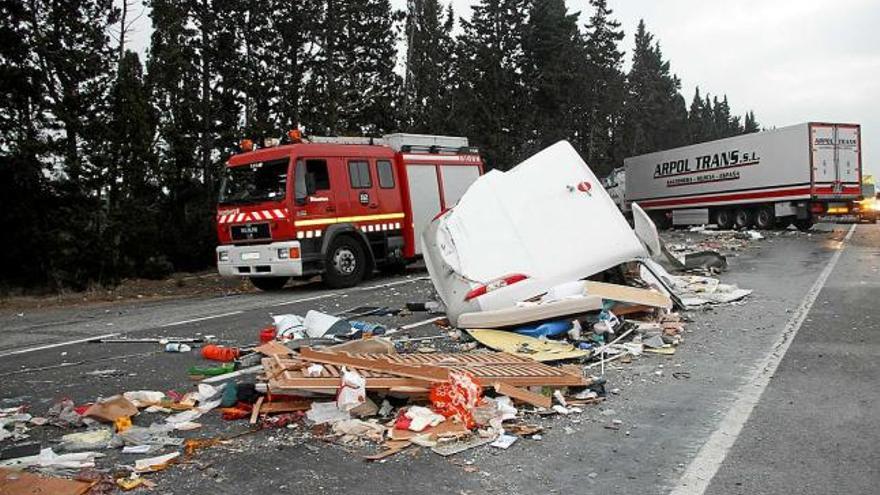 Estat en què va quedar l&#039;autocaravana accidentada, amb el camió sinistrat al fons