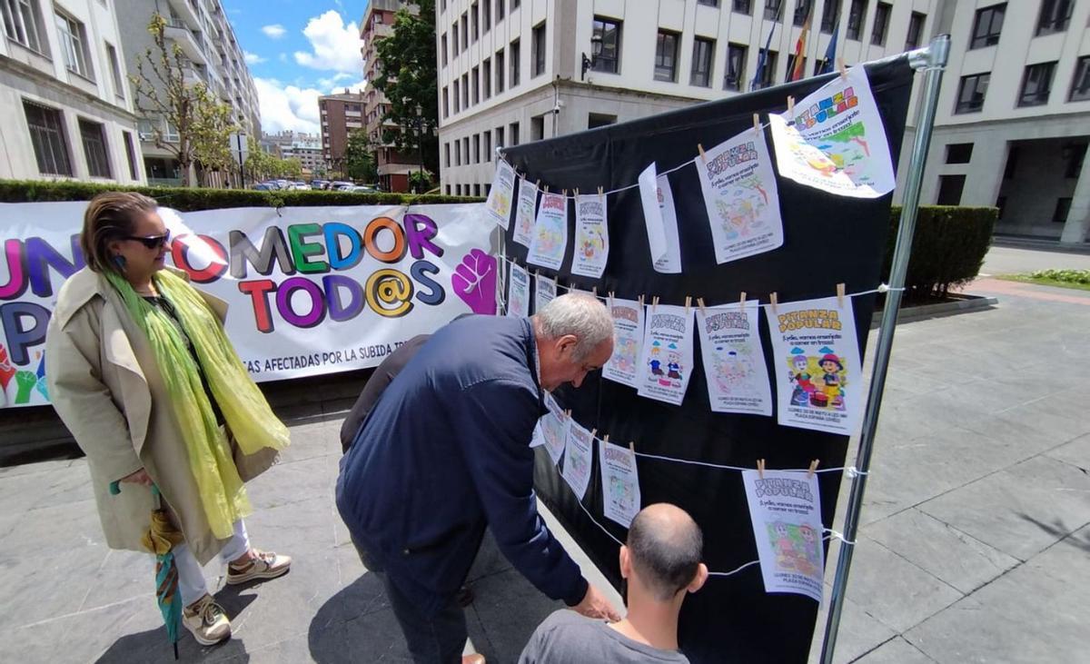 La concejala del PP de Langreo, María Antonia García, observa los carteles reivindicativos. | D. O.