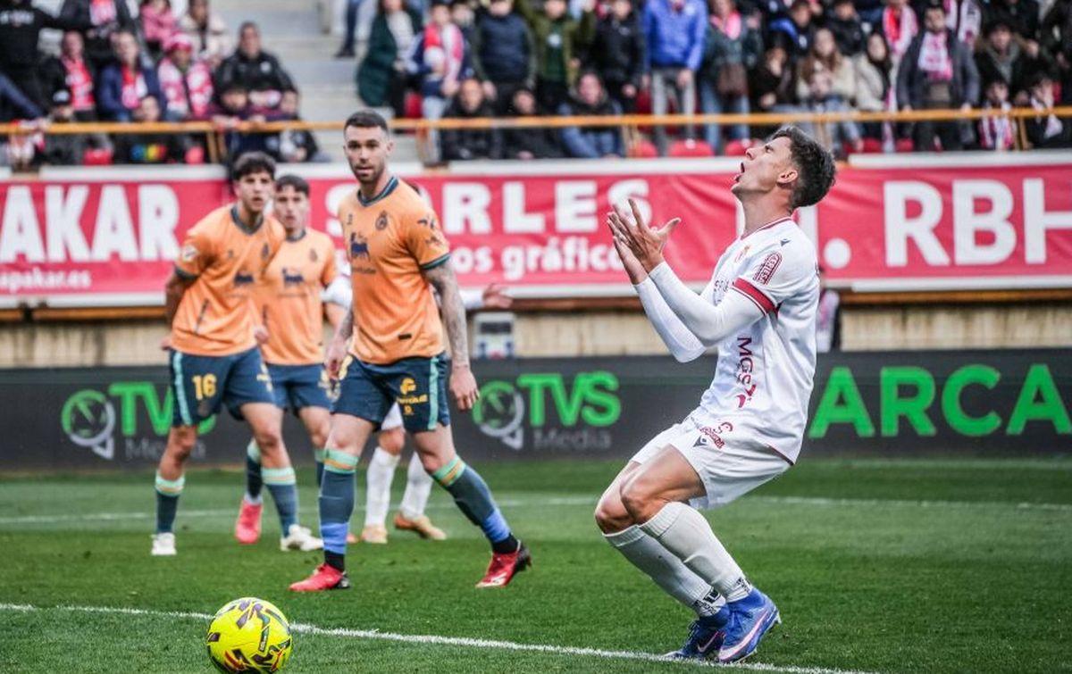 Un jugador de la Cultural Leonesa lamenta una ocasión fallada contra el Racing de Santander.
