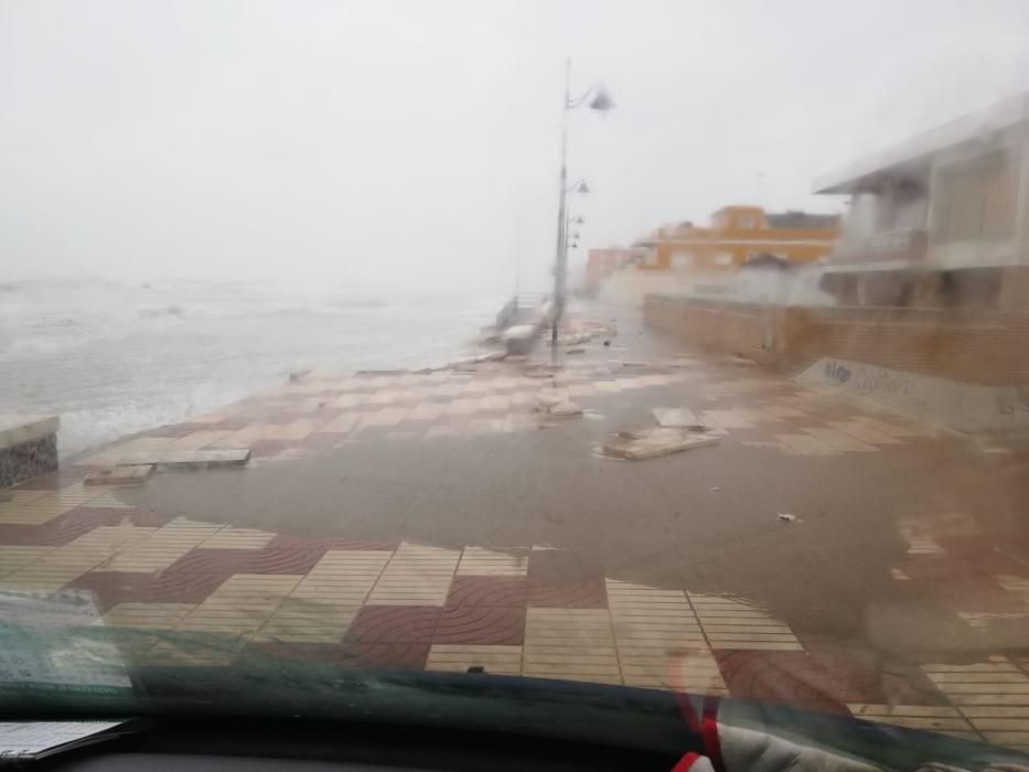 Destrozos en el paseo marítimo de El Perelló.