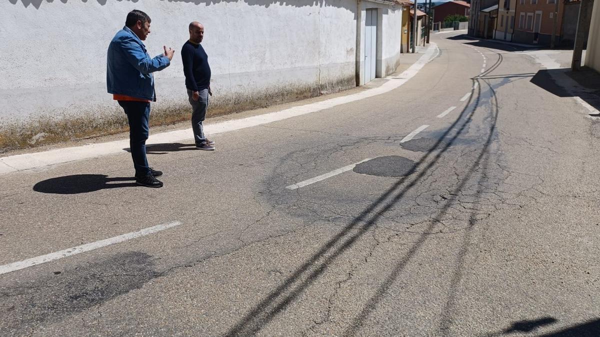 Carretera provincial a su paso por Melgar de Tera, con el alcalde (izquierda) y el diputado Eduardo Folgado (derecha).