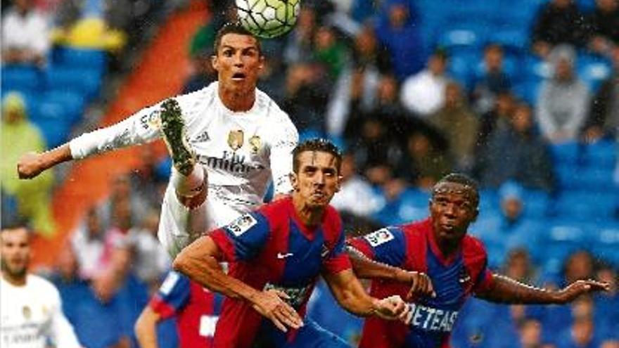 Ronaldo intenta rematar davant del central empordanès del Llevant, Zou Feddal.