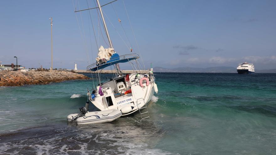 Un velero queda embarrancado en el puerto de la Savina en Formentera