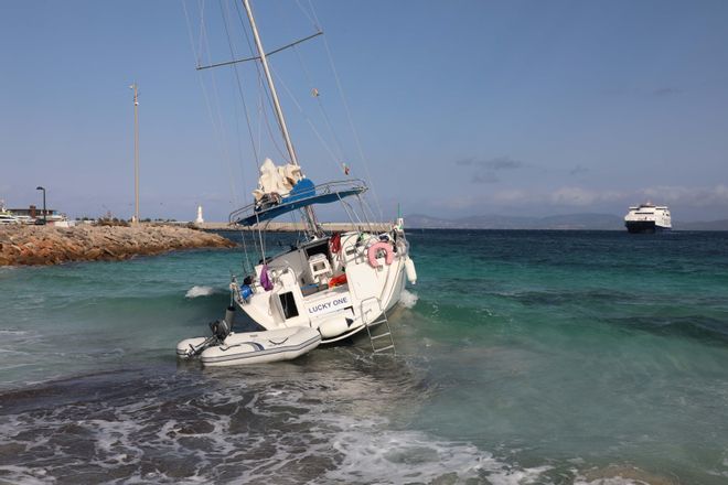 Un velero queda embarrancado en el puerto de la Savina en Formentera