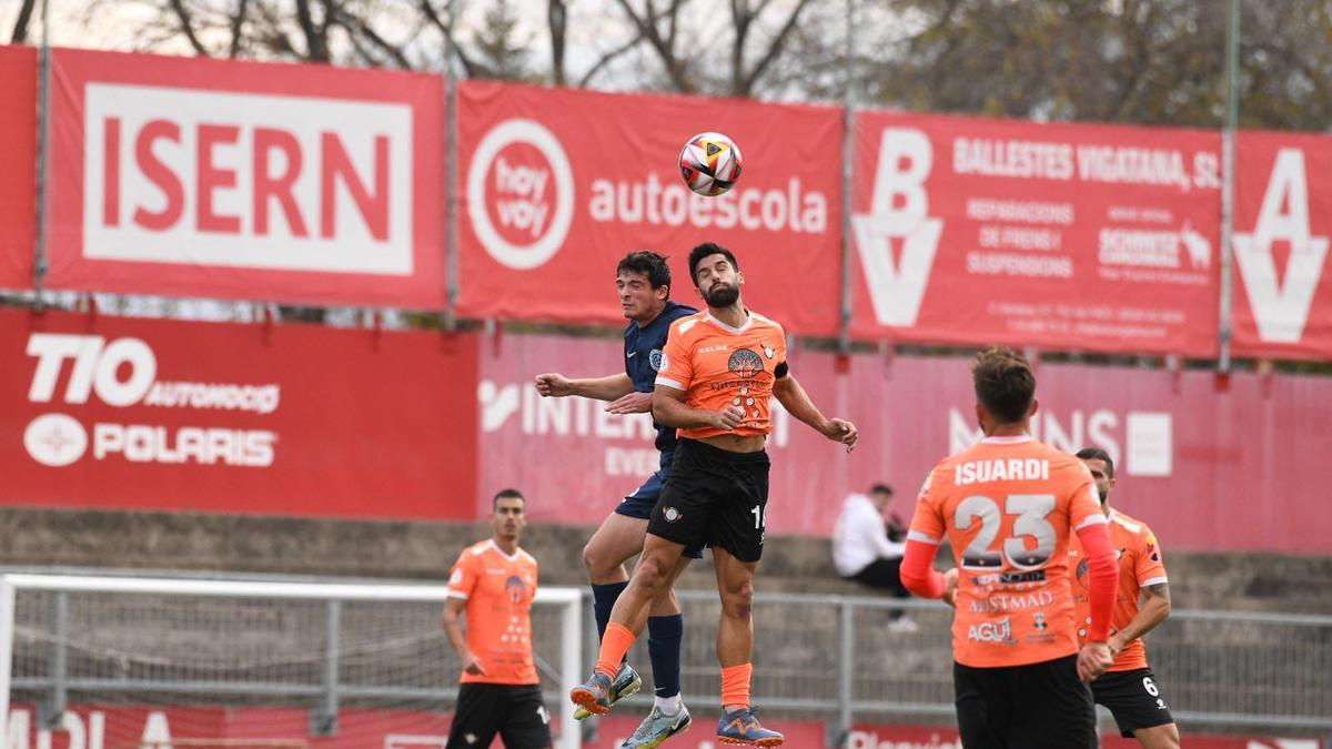 Lance del encuentro entre la Penya Independent y el Badalona Futur la jornada pasada.