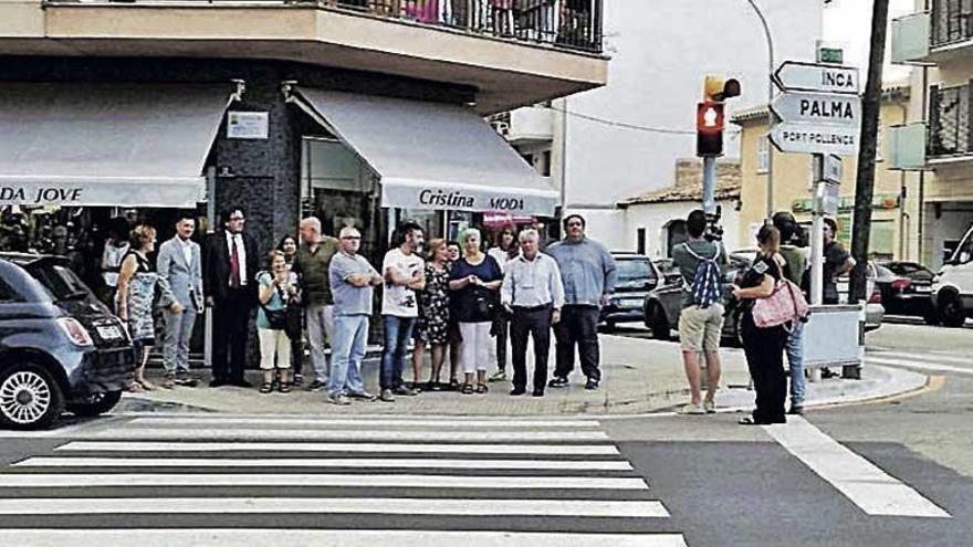 El alcalde y otras personas comprobando los nuevos semáforos.