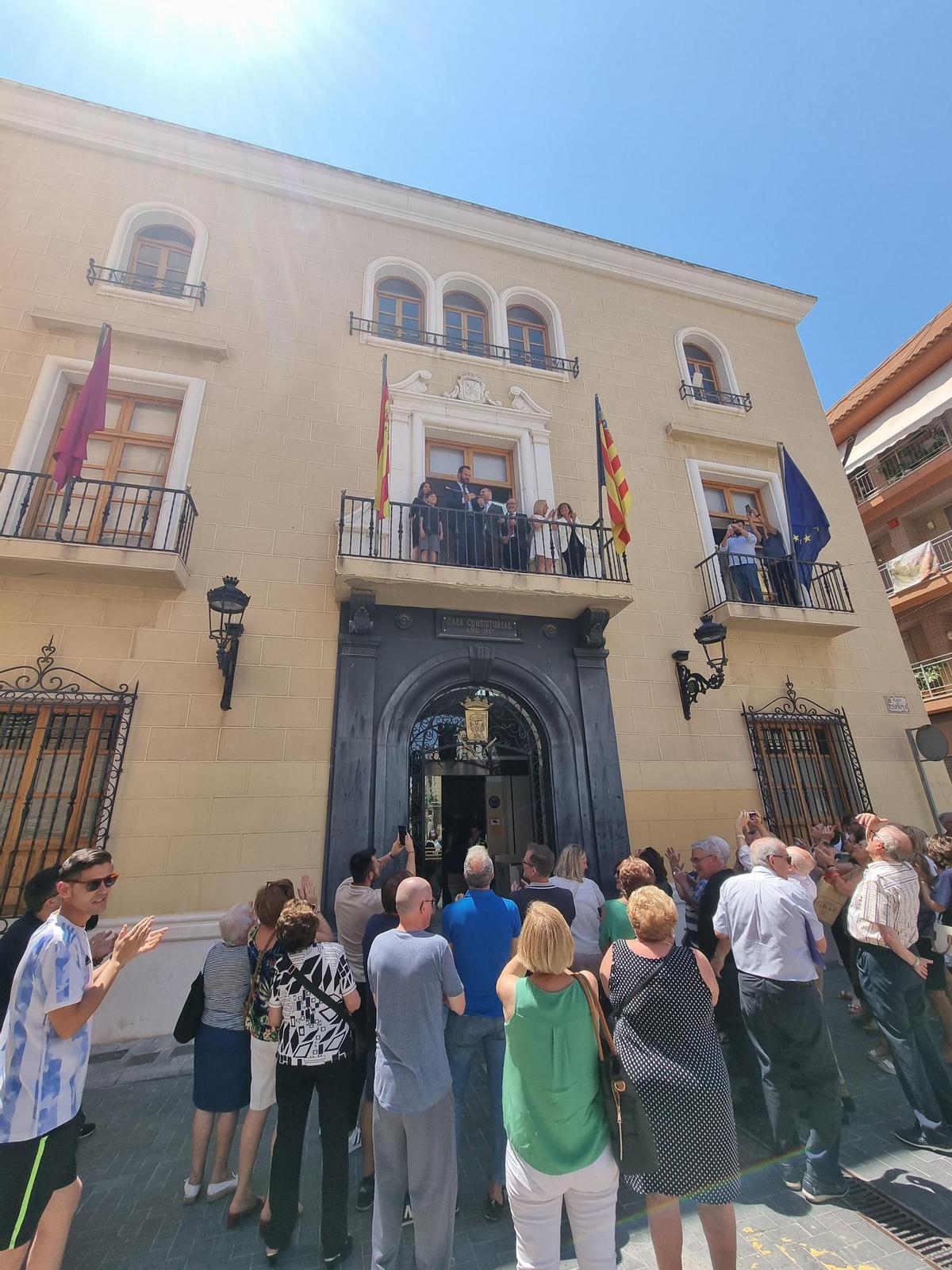 Algunos vecinos de Callosa aplauden a Martínez al salir al balcón.