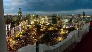 Decenas de miles de personas recorren València en la manifestación contra Mazón