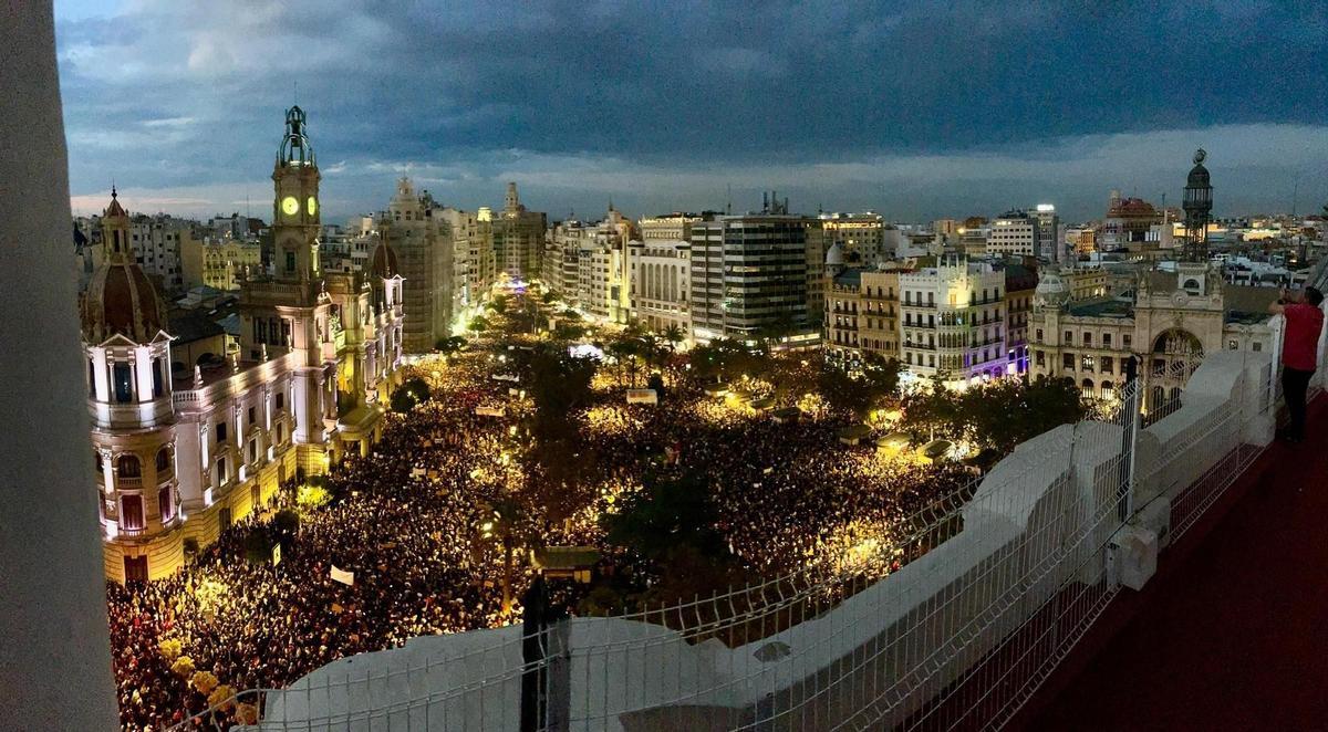 Inicio de la manifestación en la plaza del Ayuntamiento de València