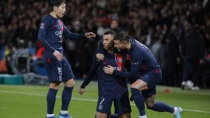 Mbappé, de rodillas, celebra su gol ante el Toulouse.