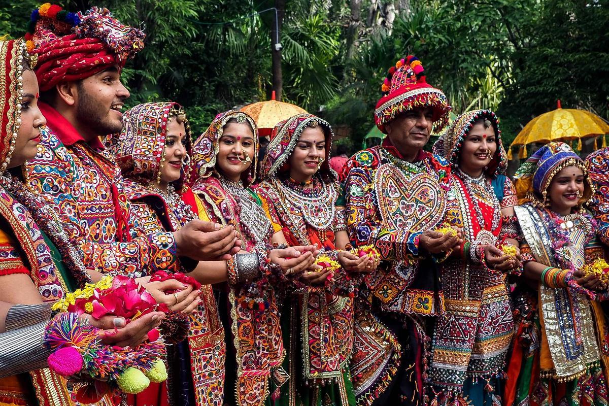 Ensayos del baile tradicional de Garba para el festival hindú de Navratri, en la India